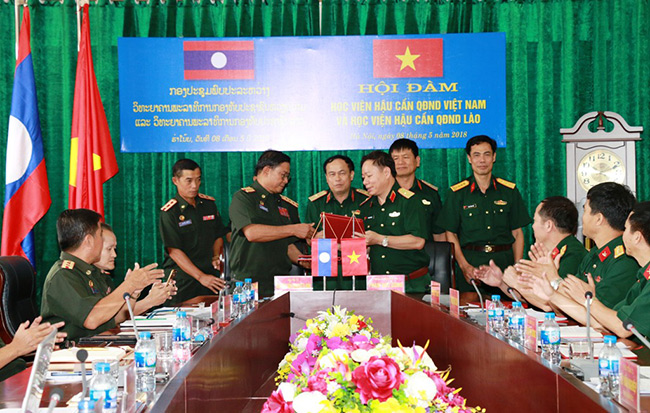 Ký biên bản ghi nhớ kết nghĩa giữa hai Học viện Hậu cần Việt Nam và Lào