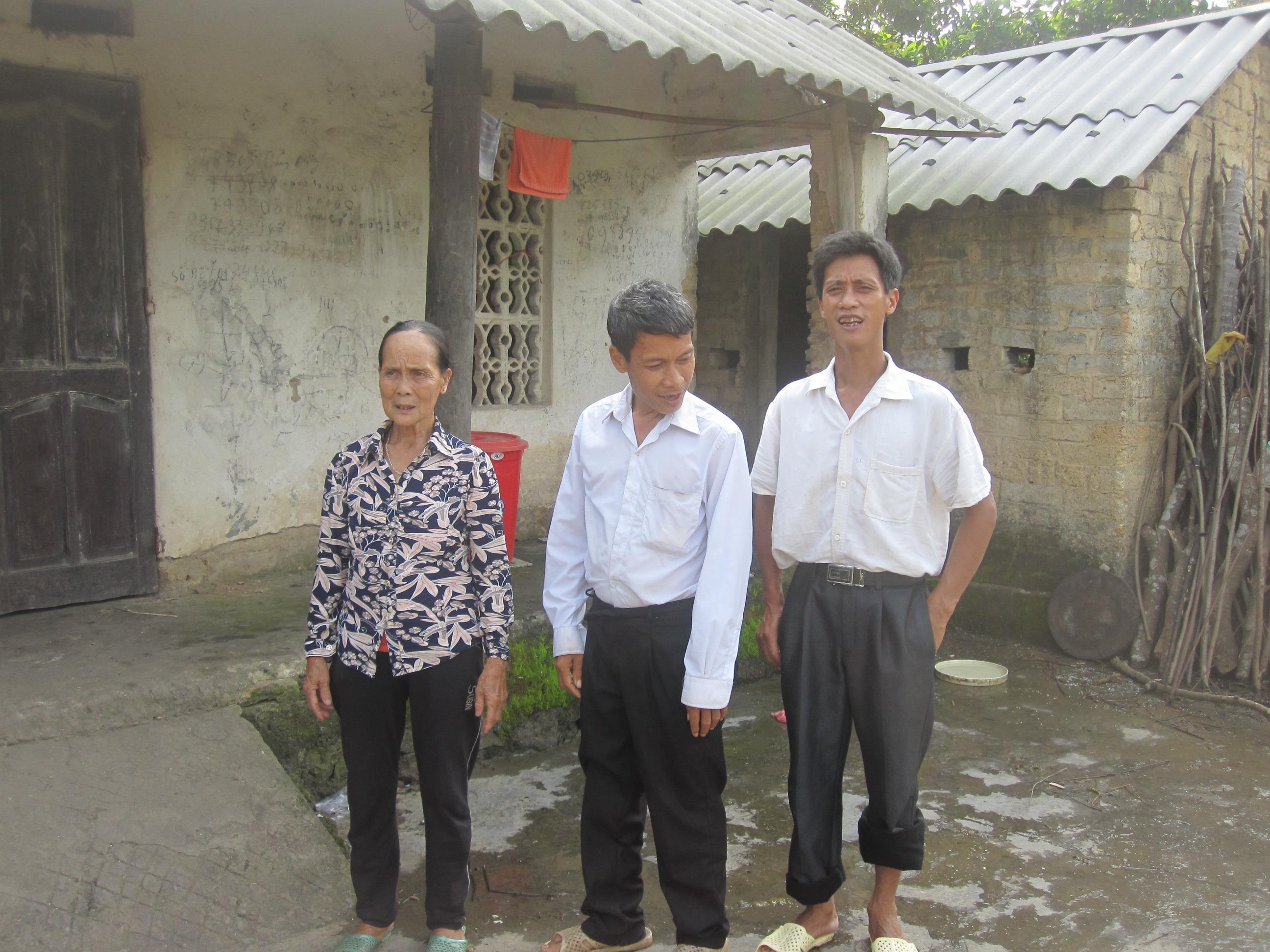 Đôi vai gầy chăm sóc 4 nạn nhân chất độc da cam