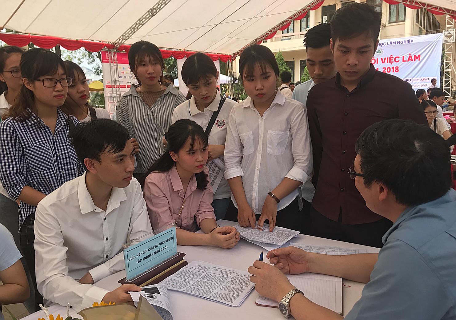 Ngày hội việc làm ngành lâm nghiệp thu hút hơn 2.500 sinh viên