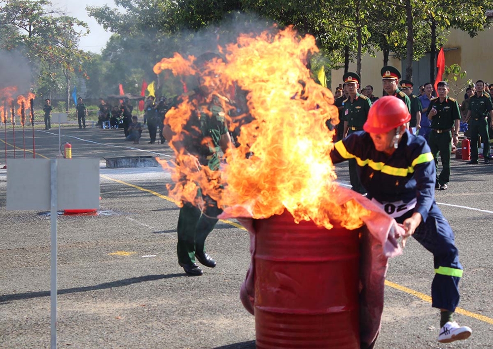 Kỹ năng dập tắt đám cháy bằng chất lỏng.