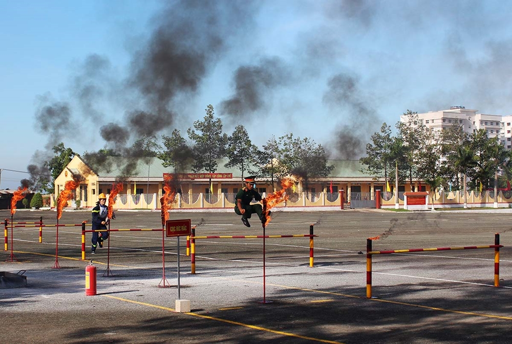 Chạy tiếp sức qua vật cản rích rắc.