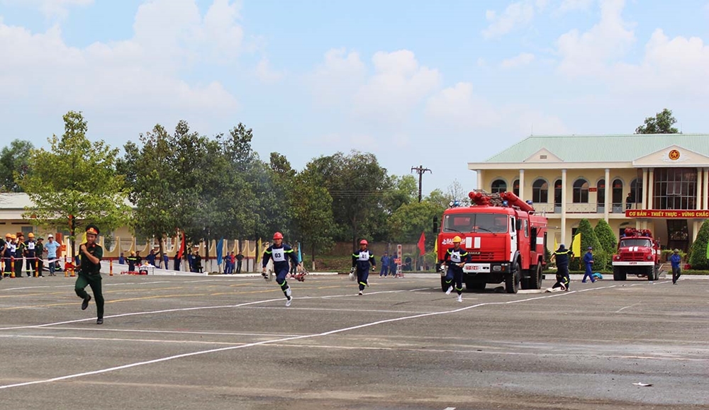 Chạy tiếp sức chữa cháy ở, cự ly 300 mét.