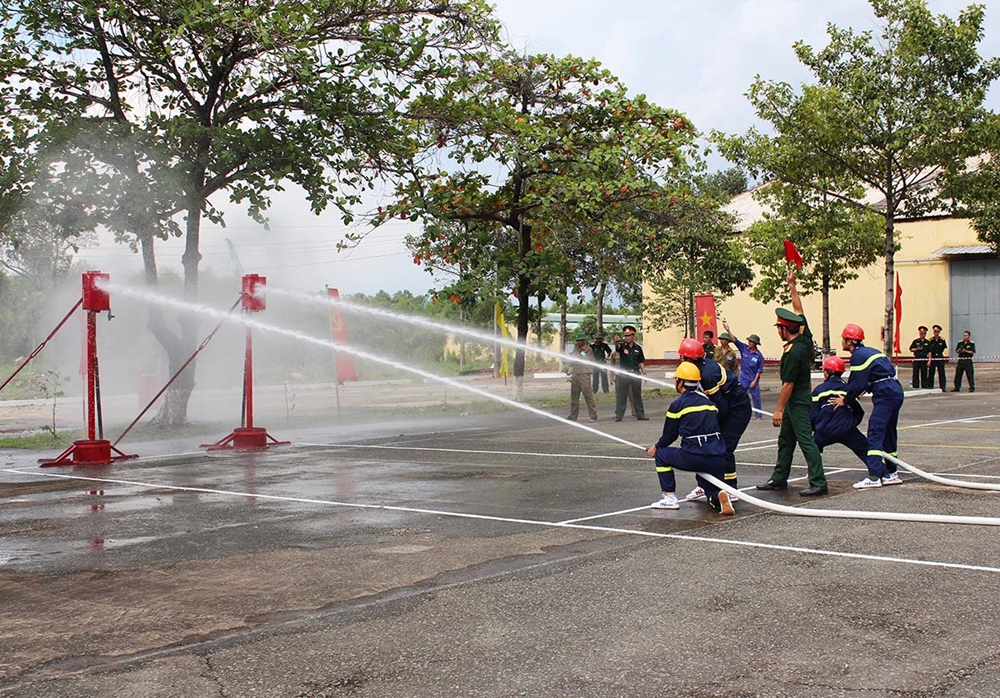 Chữa cháy bằng xe cứu hỏa và máy bơm phun nước, đội hình 2 lăng B phun nước hộp tiêu điểm.