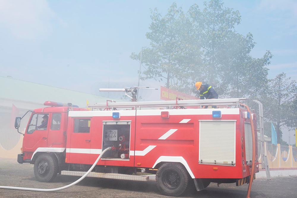 Thực hành triển khai xe chữa cháy.