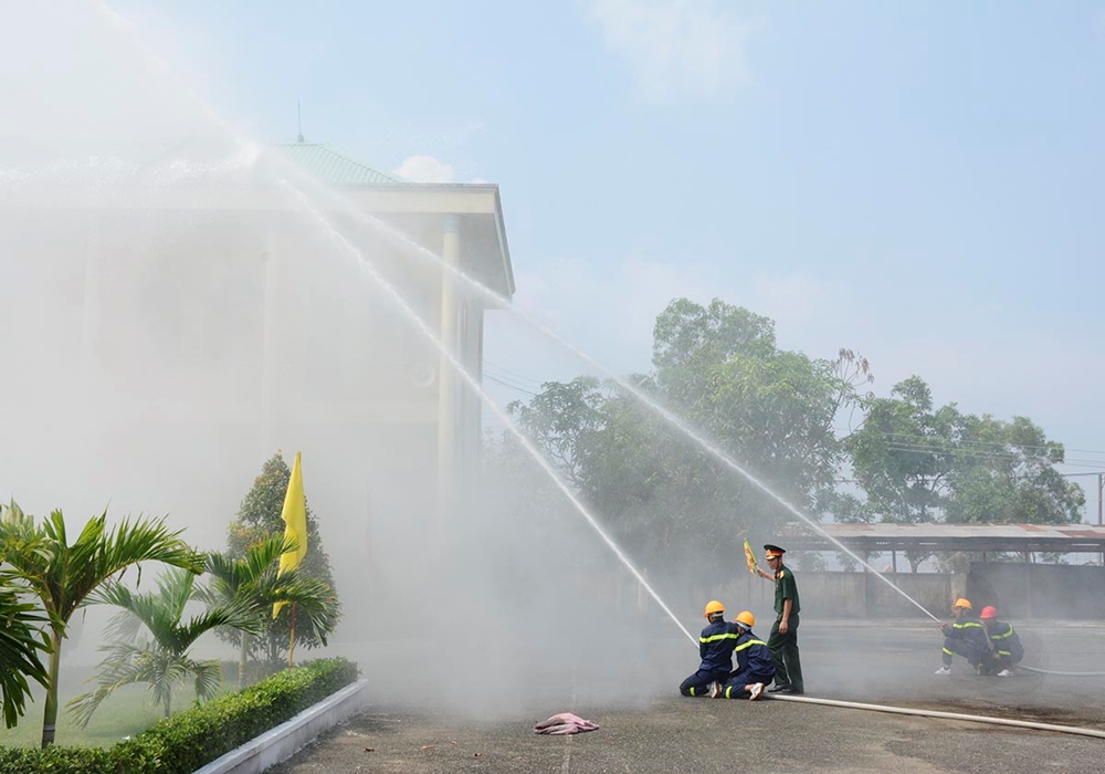 Sử dụng xe cứu hỏa bơm nước chữa cháy mục tiêu giả định.