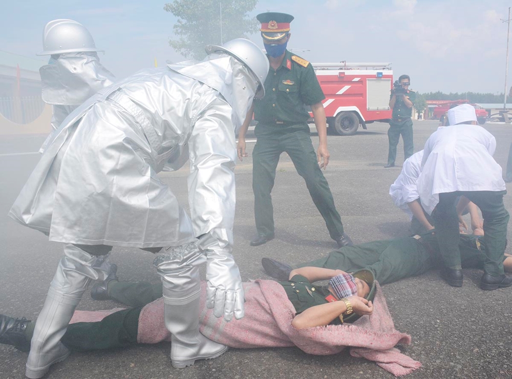 Sơ cứu nạn nhân trong vụ cháy giả định.