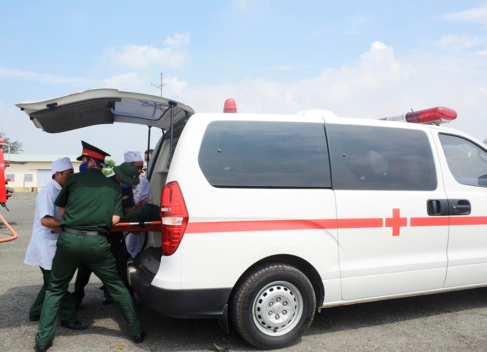 Vận chuyển nạn nhân lên xe cứu thương.