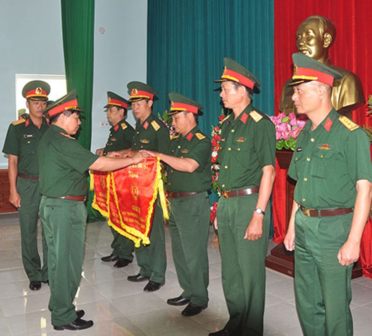 Trao thưởng các đơn vị đạt thành tích tiêu biểu.