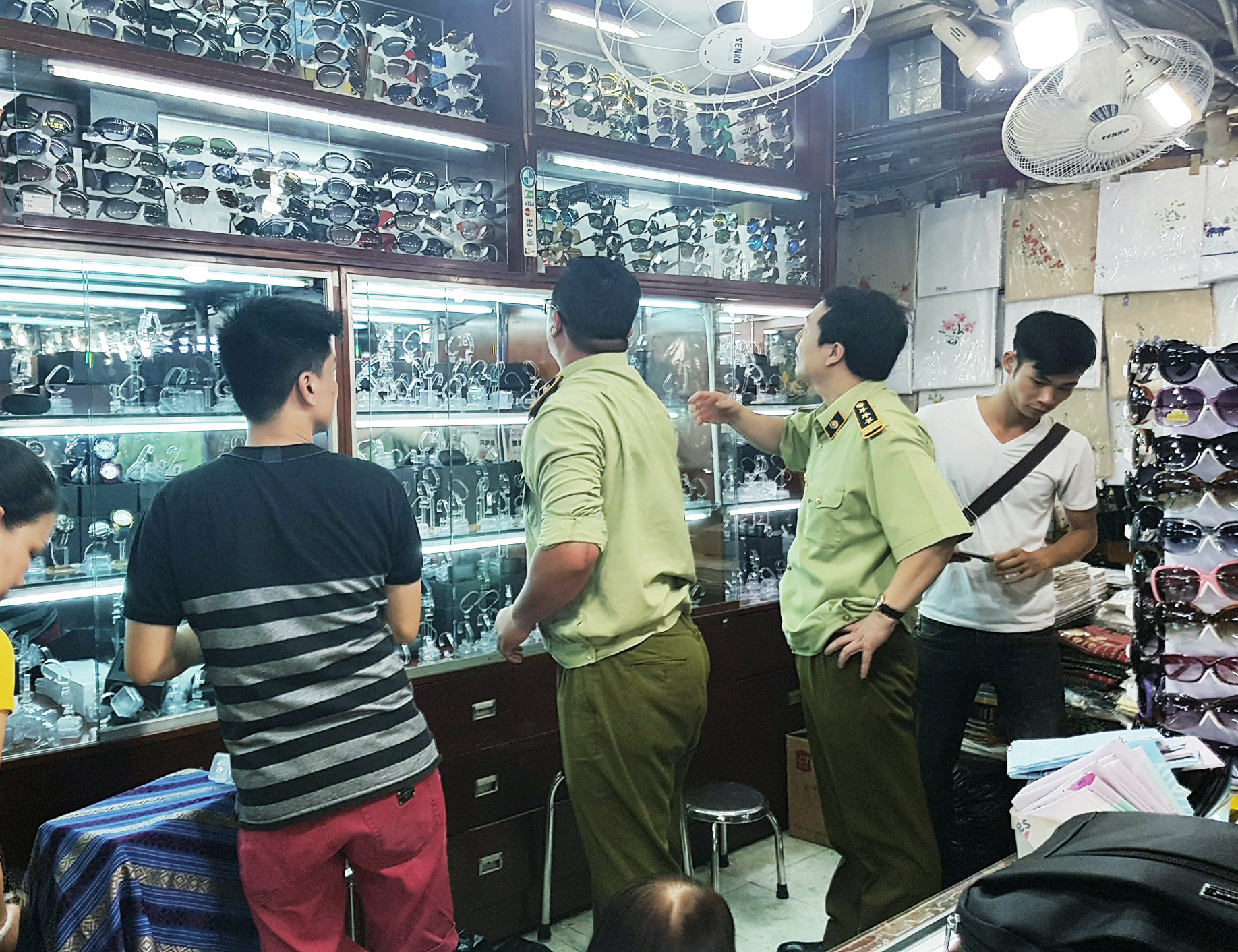 TP Hồ Chí Minh: Phát hiện nhiều hàng giả, hàng nhái ở chợ Bến Thành