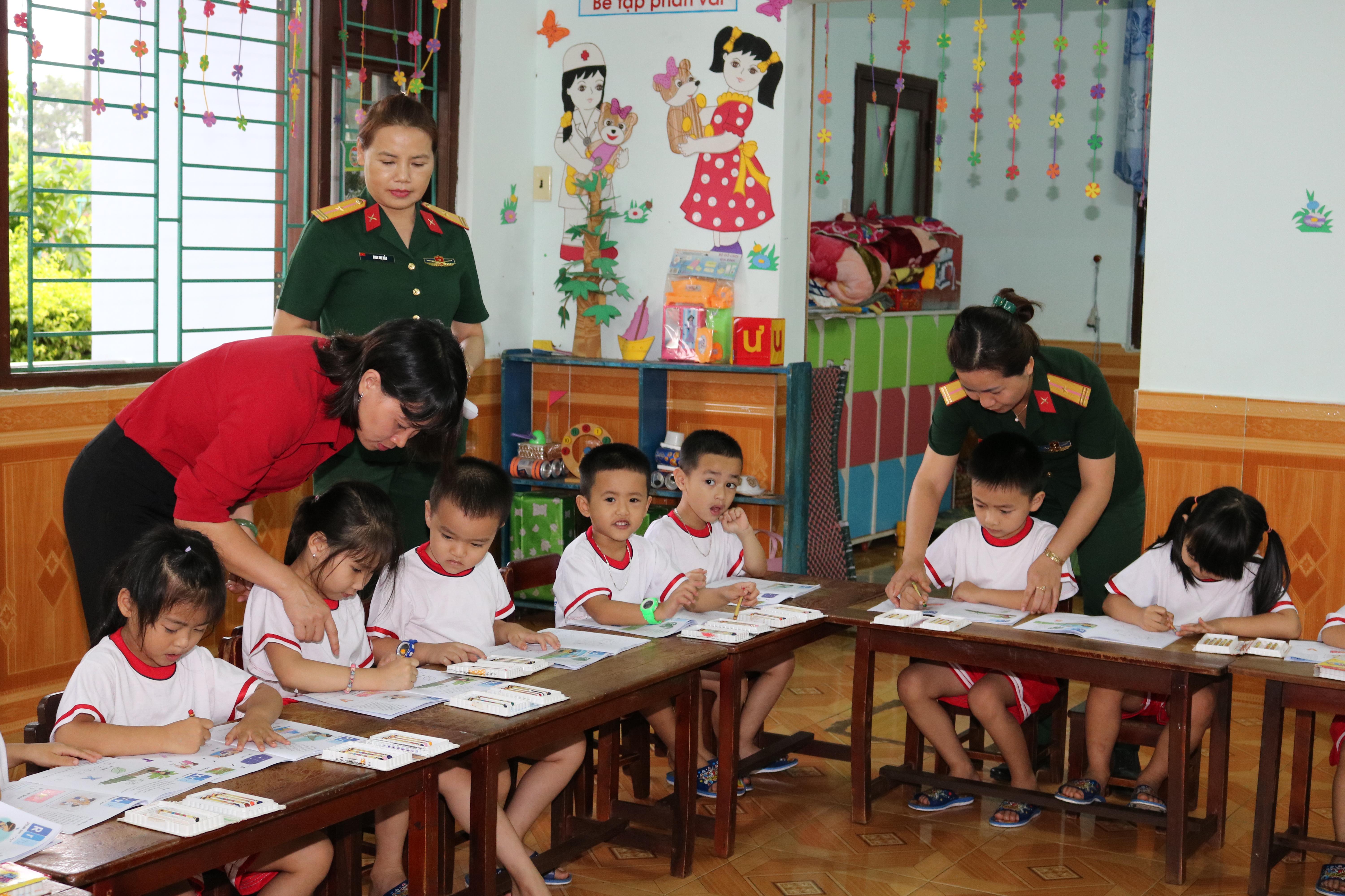 Hết lòng vì con em người lao động   