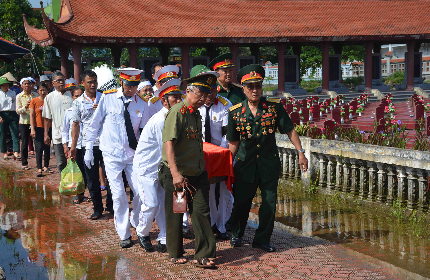 Khi những “người con” trở về quê hương

