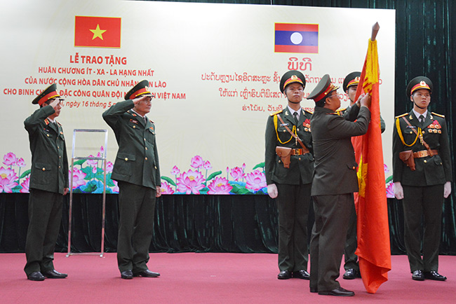 Binh chủng Đặc công đón nhận Huân chương Ít-xa-la hạng Nhất