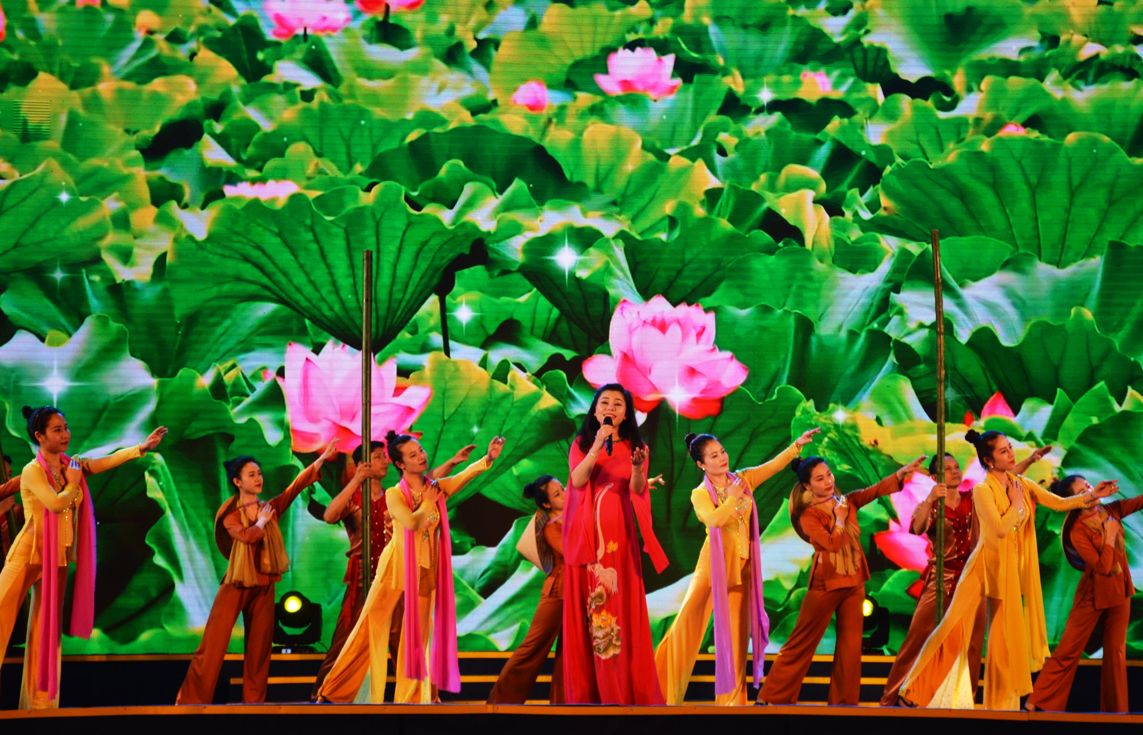 Khai mạc Lễ hội Làng Sen 2018