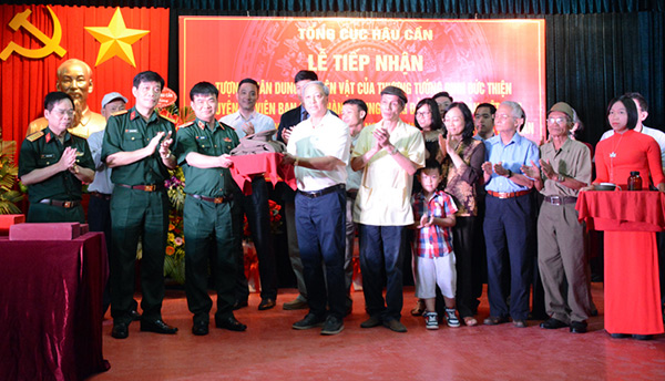 Tiếp nhận hiện vật về nguyên Thượng tướng Đinh Đức Thiện