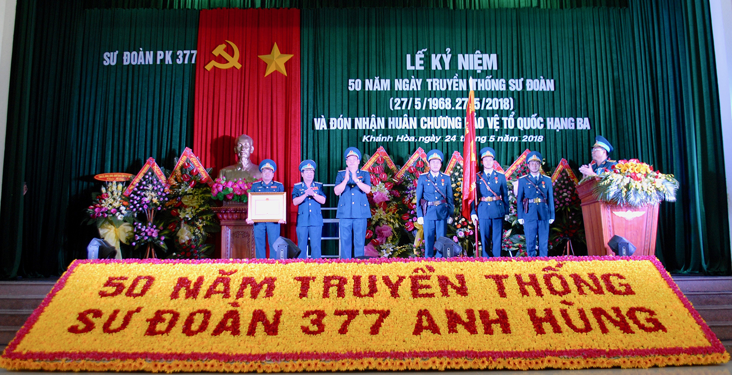 Sư đoàn Phòng không 377 đón nhận Huân chương Bảo vệ Tổ quốc hạng Ba