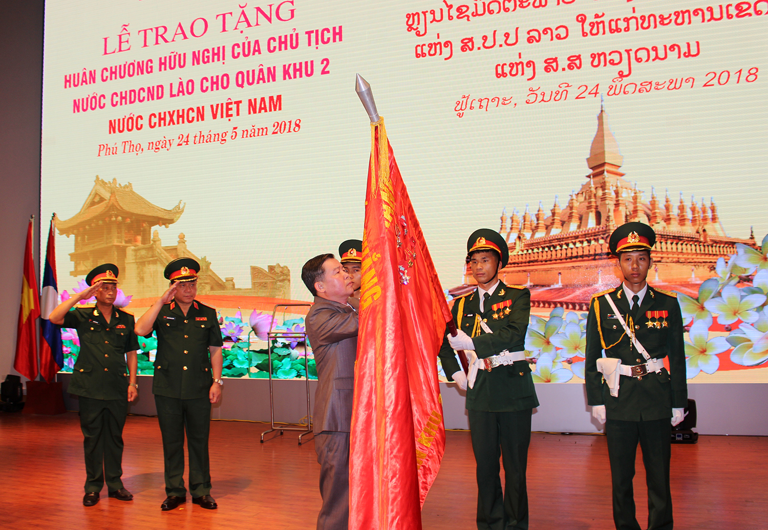 Quân khu 2 đón nhận Huân chương Hữu nghị của Cộng hòa DCND Lào