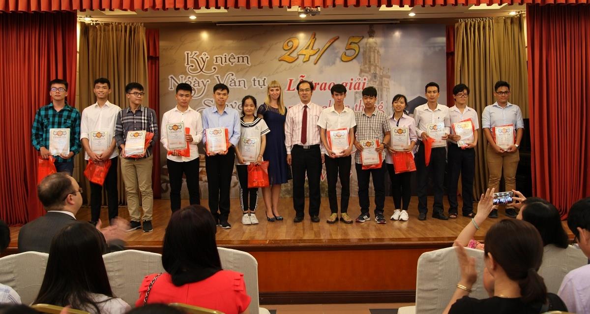 Trao giải các cuộc thi Olympic tiếng Nga, Toán, Vật lý và Tin học 