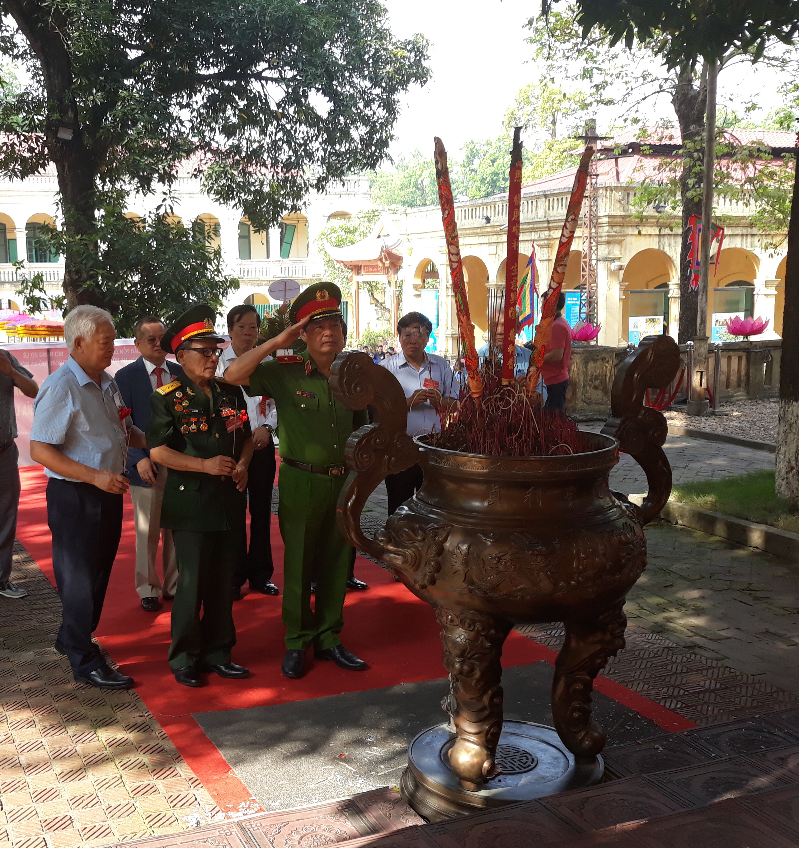 300 đại biểu tham gia hành trình về Lam Kinh