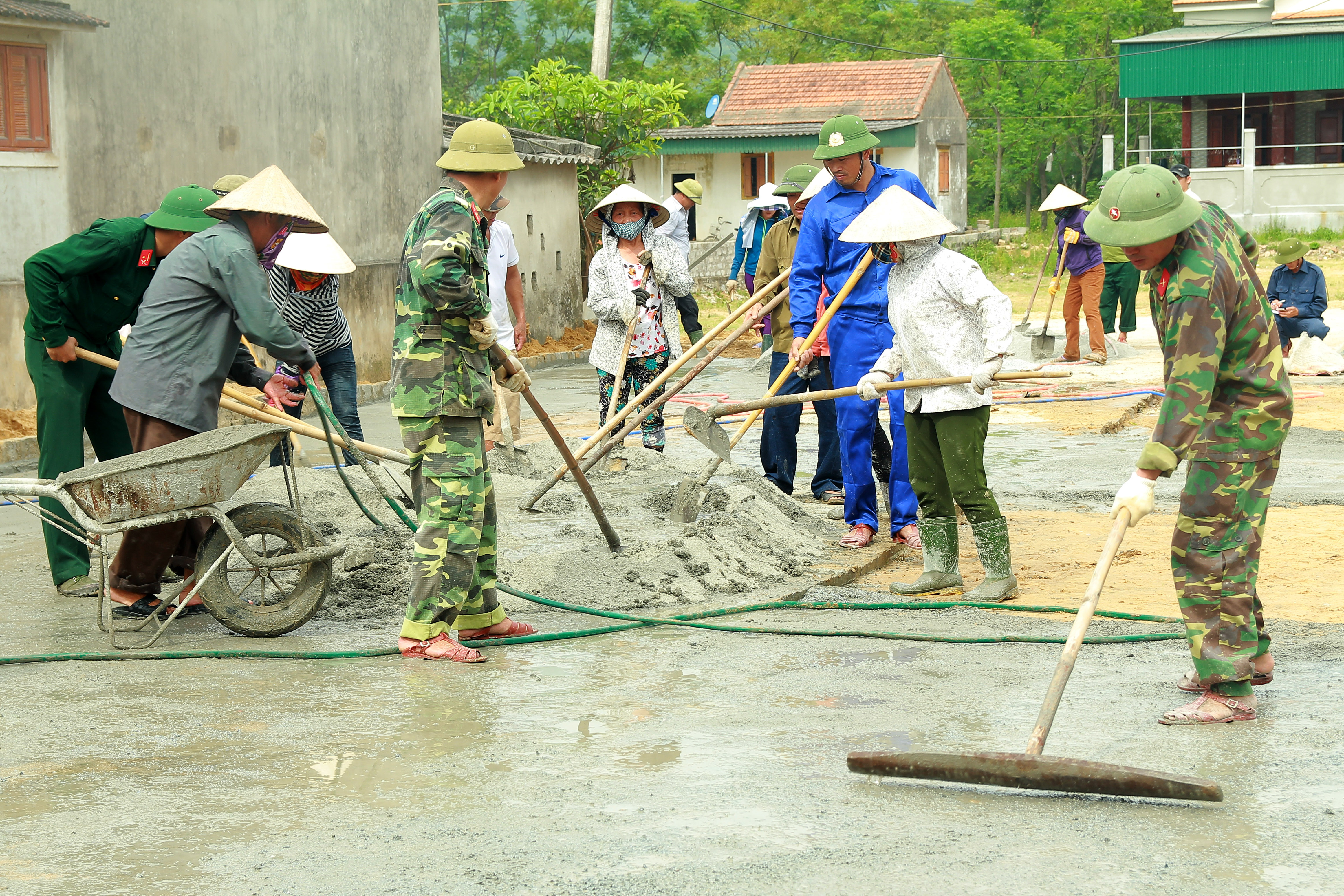 Cán bộ, chiến sĩ  Ban CHQS huyện Nghi Xuân tham gia xây dựng nông thôn mới ở xã Cương Gián