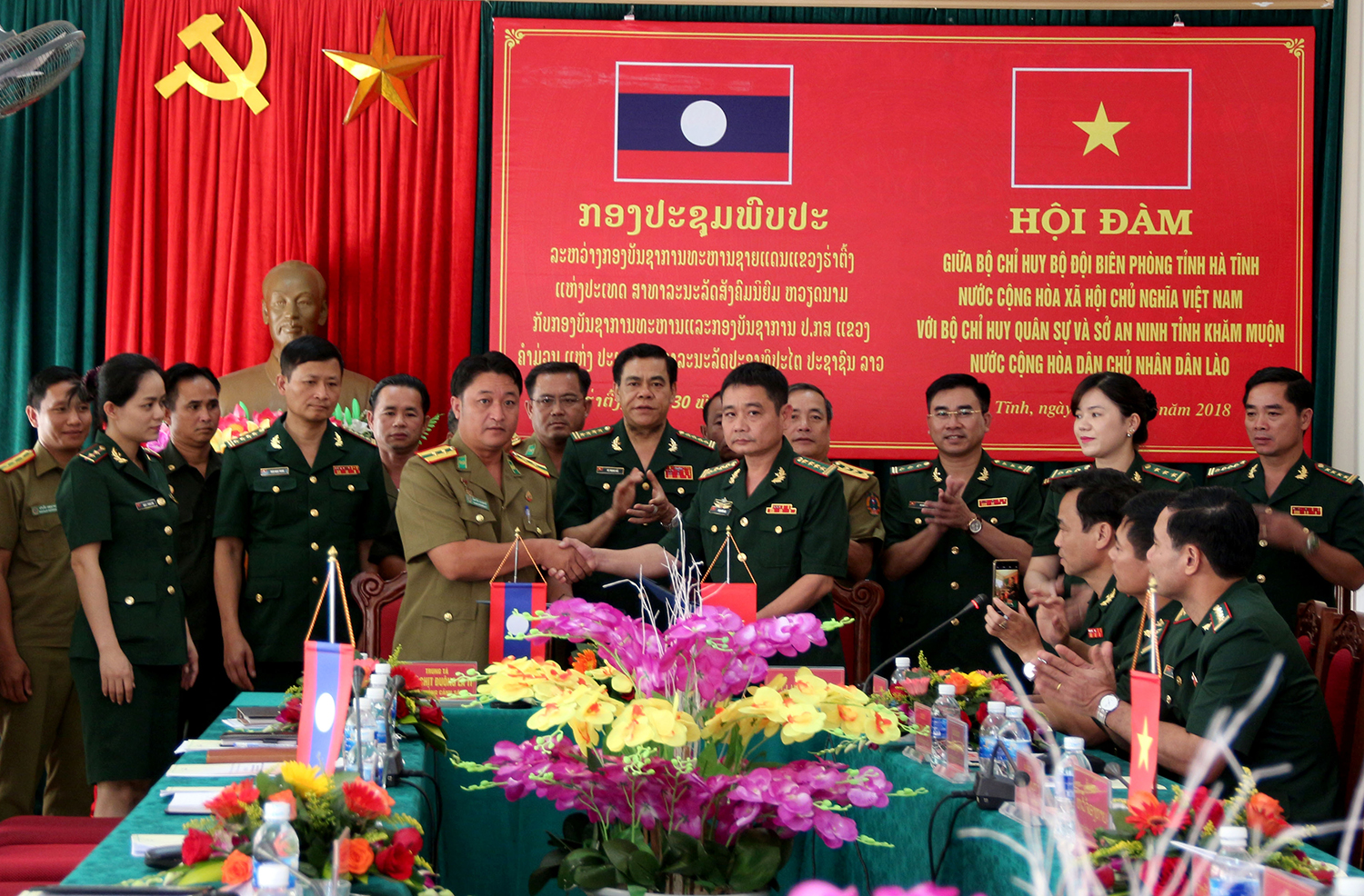 Biên phòng Hà Tĩnh hội đàm với Bộ CHQS, Sở An ninh tỉnh Khăm Muộn (Lào)