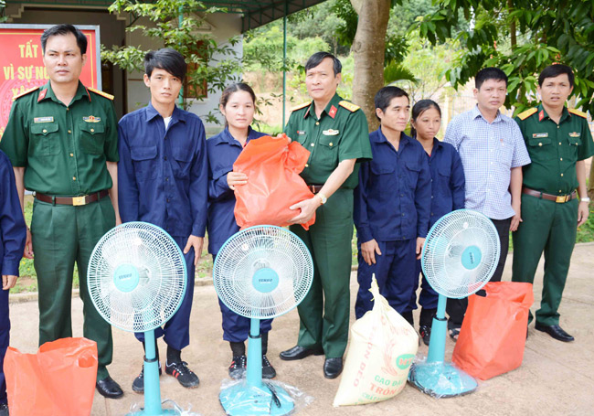 Binh đoàn 15 hỗ trợ gạo, tặng đồ dùng sinh hoạt cho bà con dân tộc thiểu số vùng biên giới