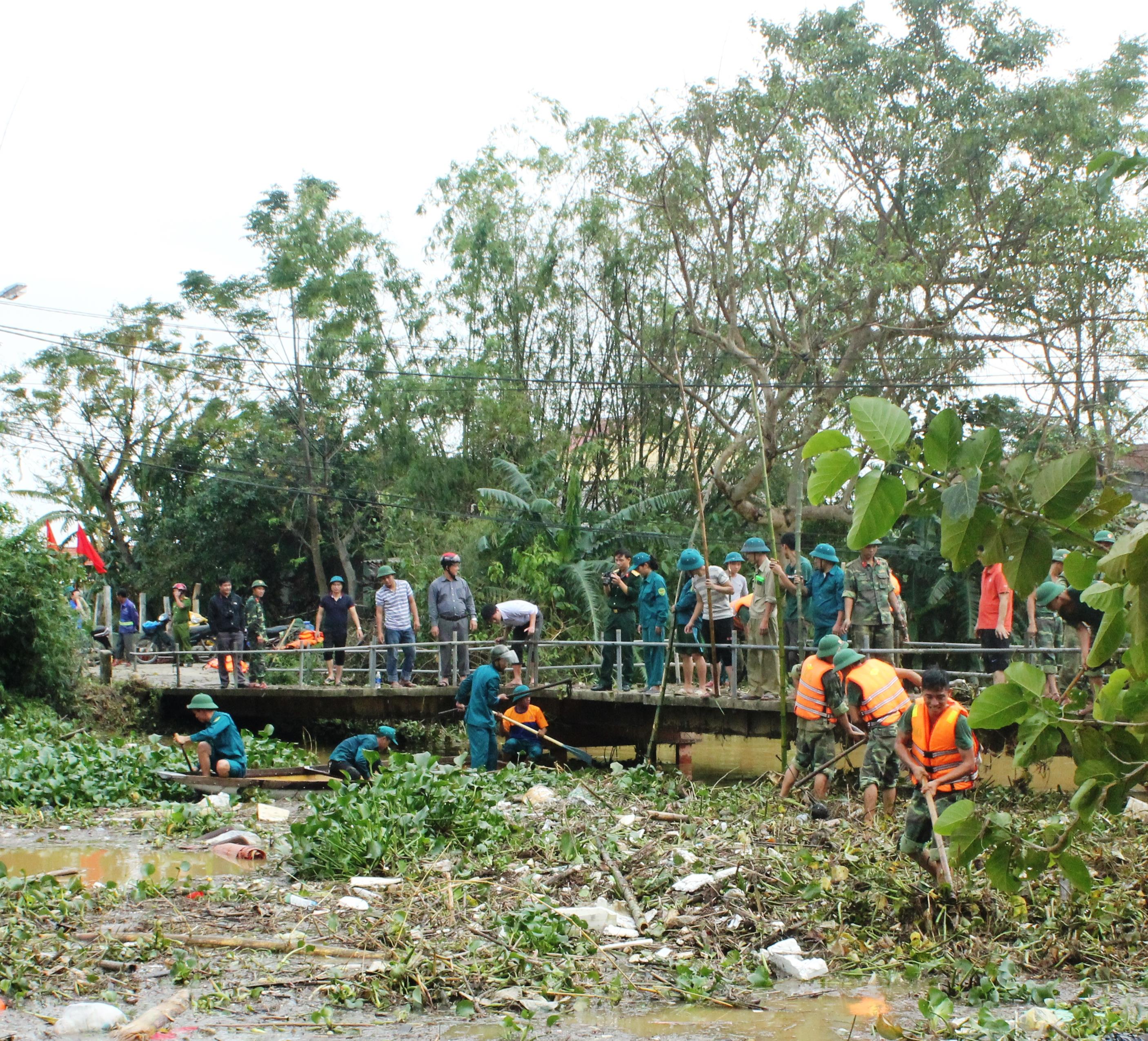 Rèn kỹ năng cho dân quân tự vệ trước thiên tai