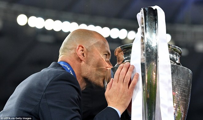 Zidane bất ngờ tuyên bố từ chức huấn luyện viên Real Madrid