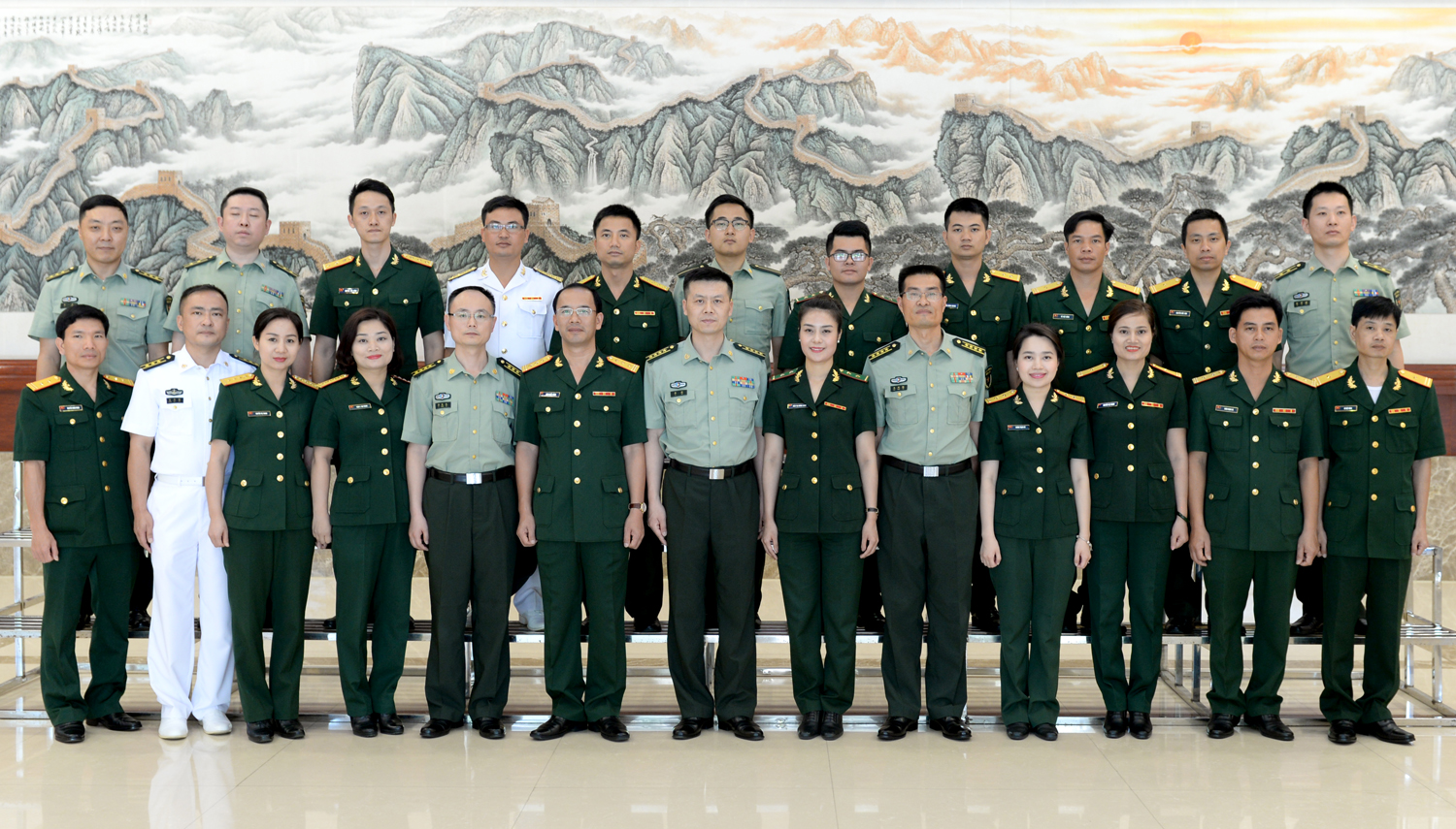 Đoàn sĩ quan trẻ QĐND Việt Nam thăm Học viện Chính trị phân khu Thượng Hải