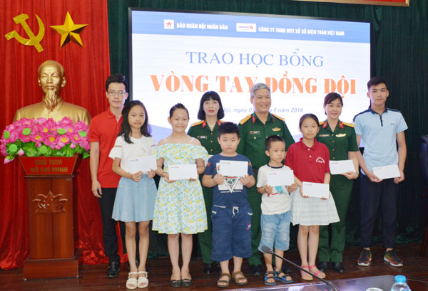 Trao học bổng “Vòng tay đồng đội”