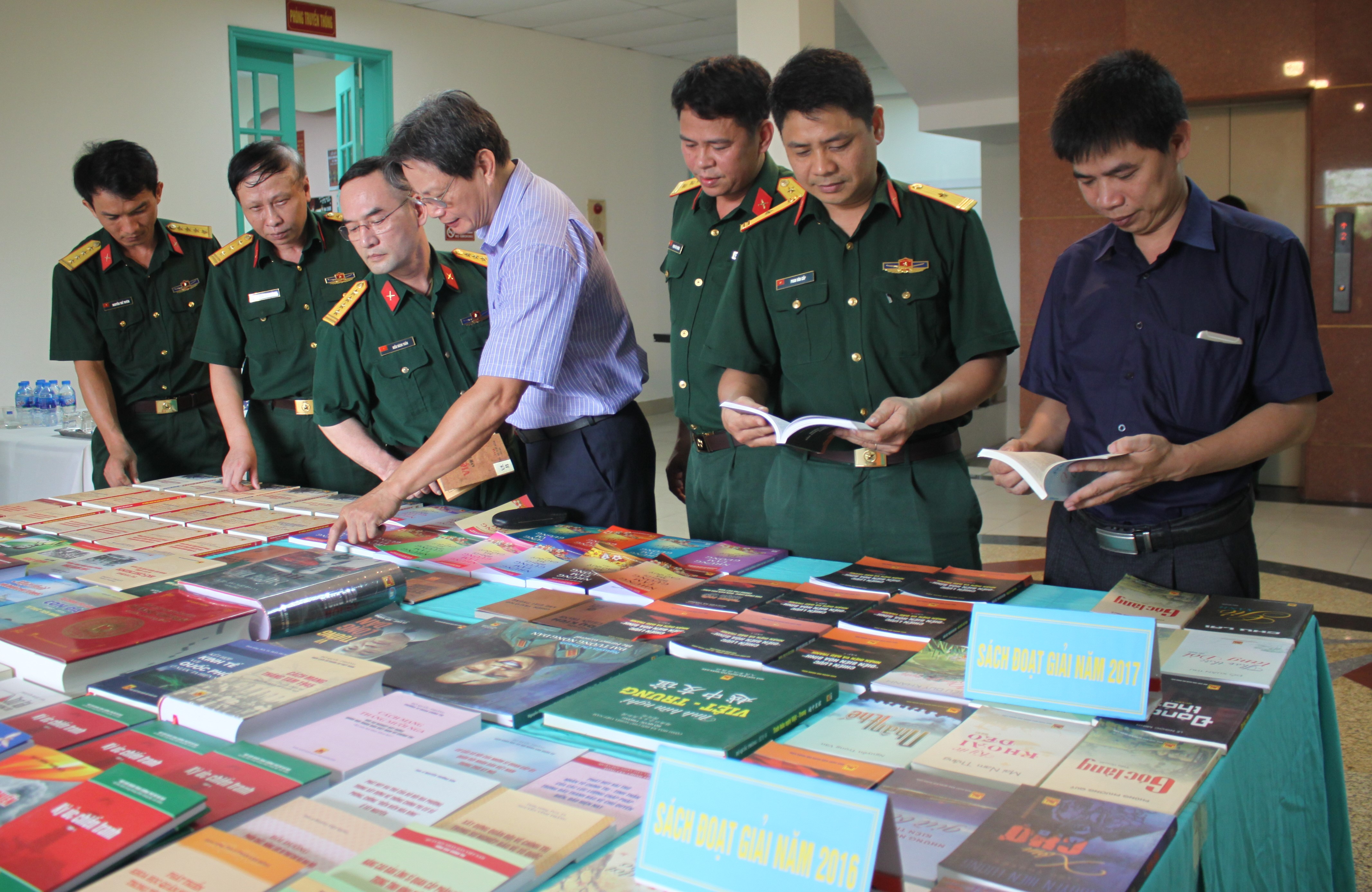 Nhà xuất bản Quân đội nhân dân làm theo lời Bác Hồ dạy