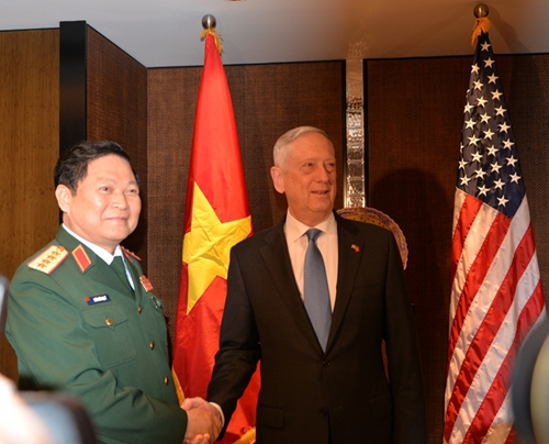 Bộ trưởng Quốc phòng Ngô Xuân Lịch gặp song phương Bộ trưởng Quốc phòng Hoa Kỳ tại Đối thoại Shangri-La