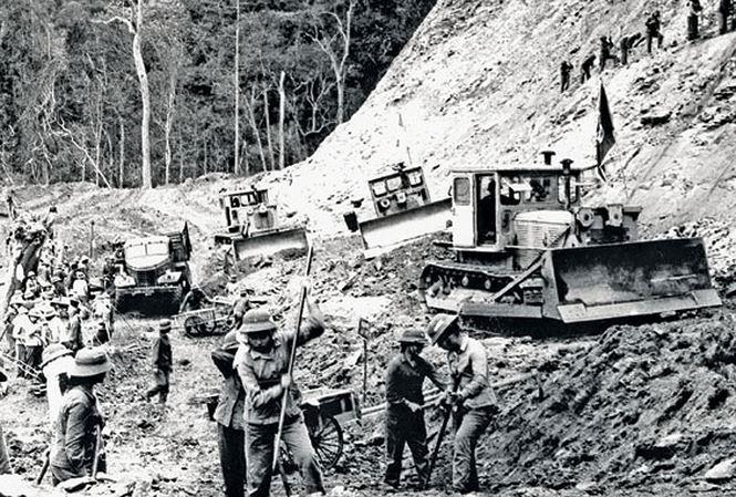 Bảo đảm đường cơ động và giao thông trên tuyến vận tải chiến lược