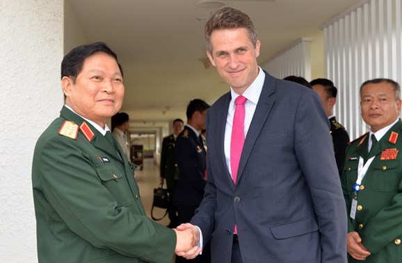 Một số hình ảnh hoạt động của Đại tướng Ngô Xuân Lịch trong chuyến tham dự Đối thoại Shangri-La 17 tại Singapore