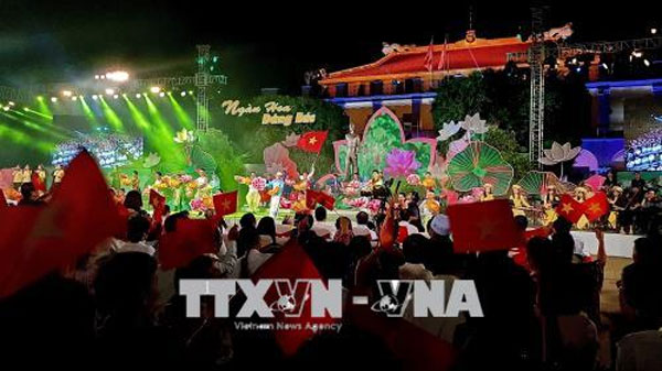 Xúc động cầu truyền hình “Ngàn hoa dâng Bác”