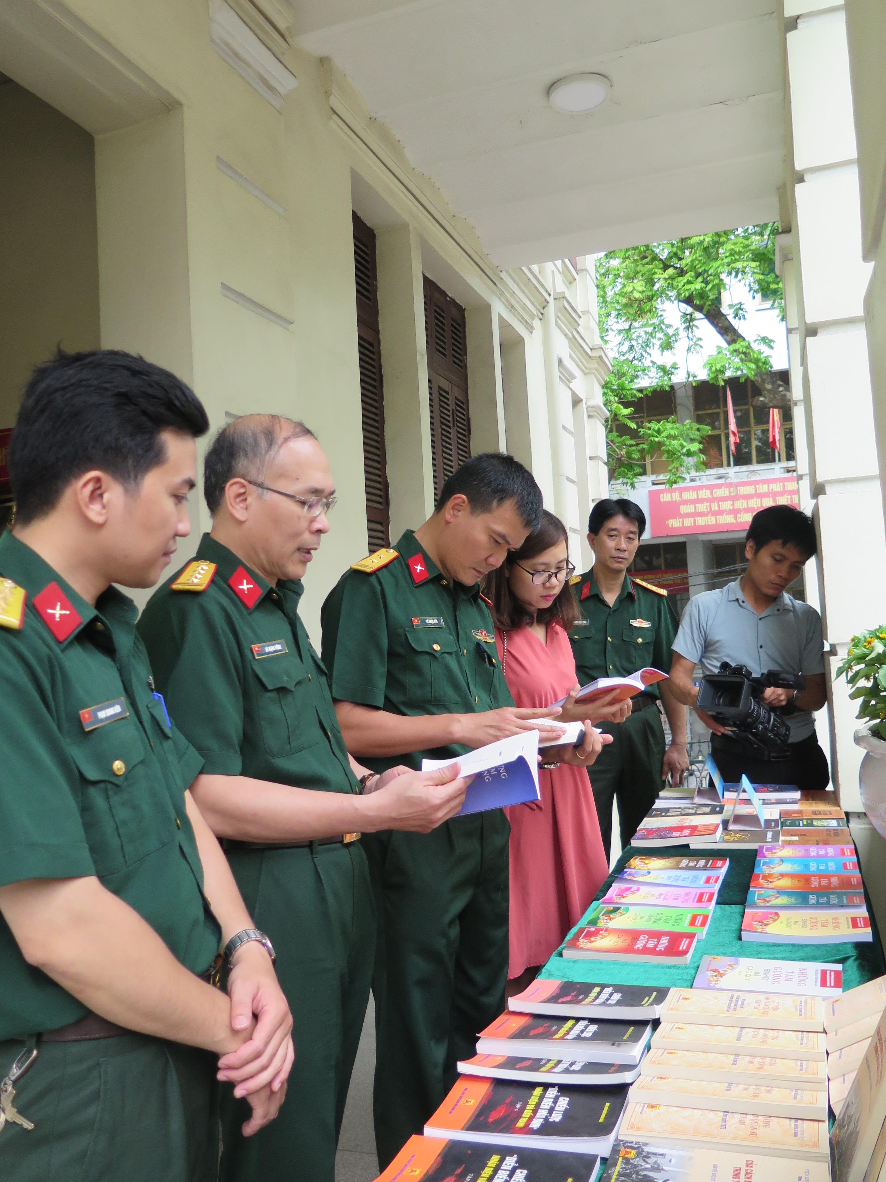 Bộ sách góp phần lan tỏa “Những tấm gương bình dị mà cao quý”  