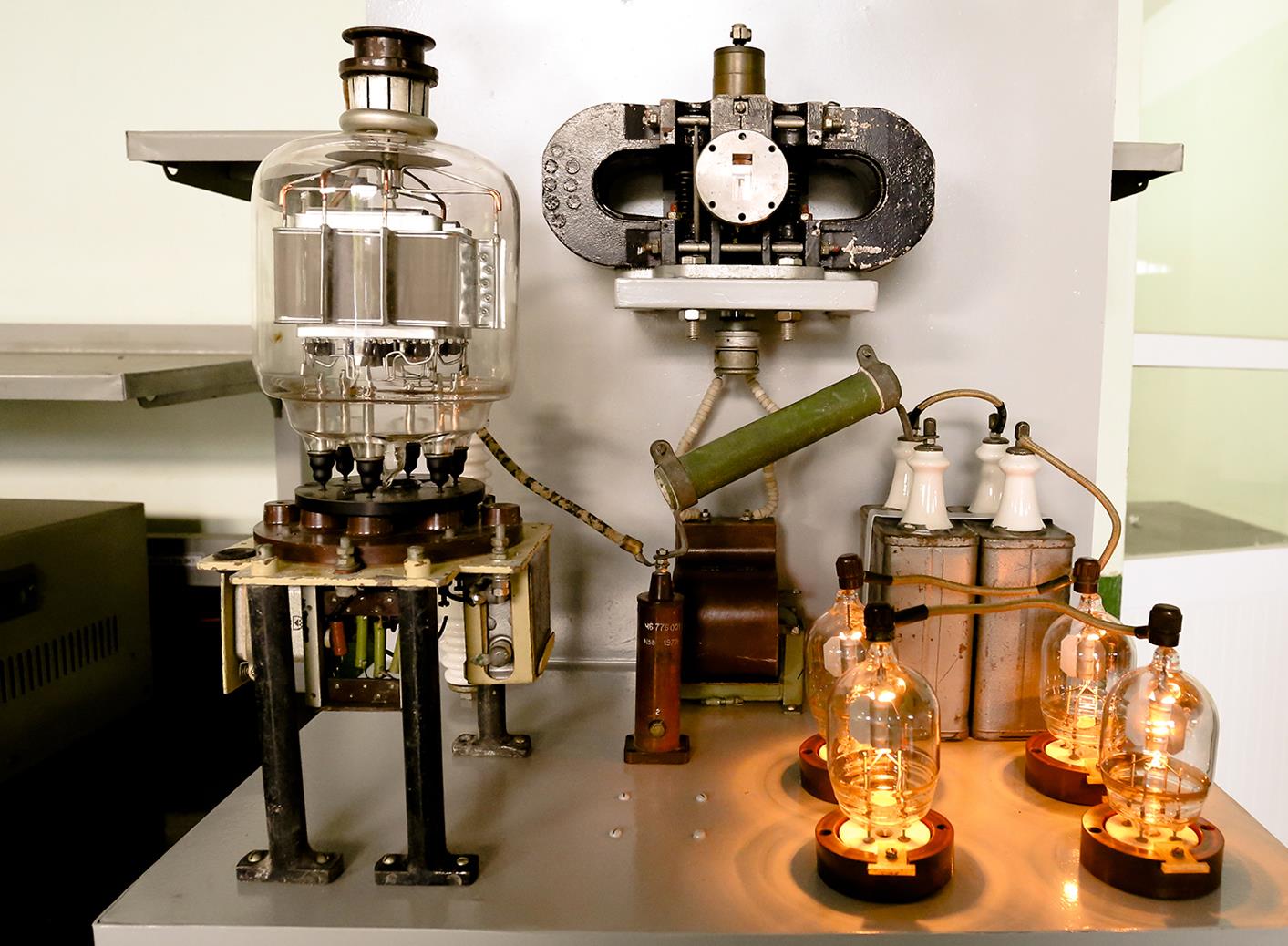 Mô hình ra-đa trên tàu chiến đấu hải quân

