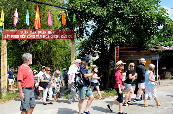 Đề xuất giải pháp, chia sẻ kinh nghiệm phát triển du lịch bền vững