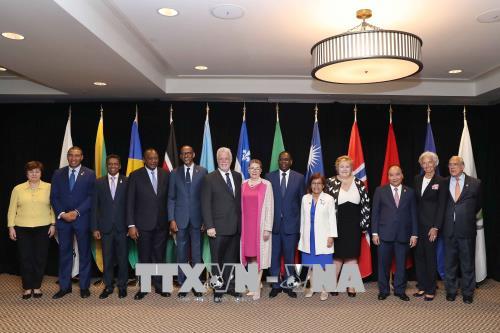 Thủ tướng Nguyễn Xuân Phúc gặp cựu Thủ tướng Canada Jeans Chretien và Tổng Thư ký