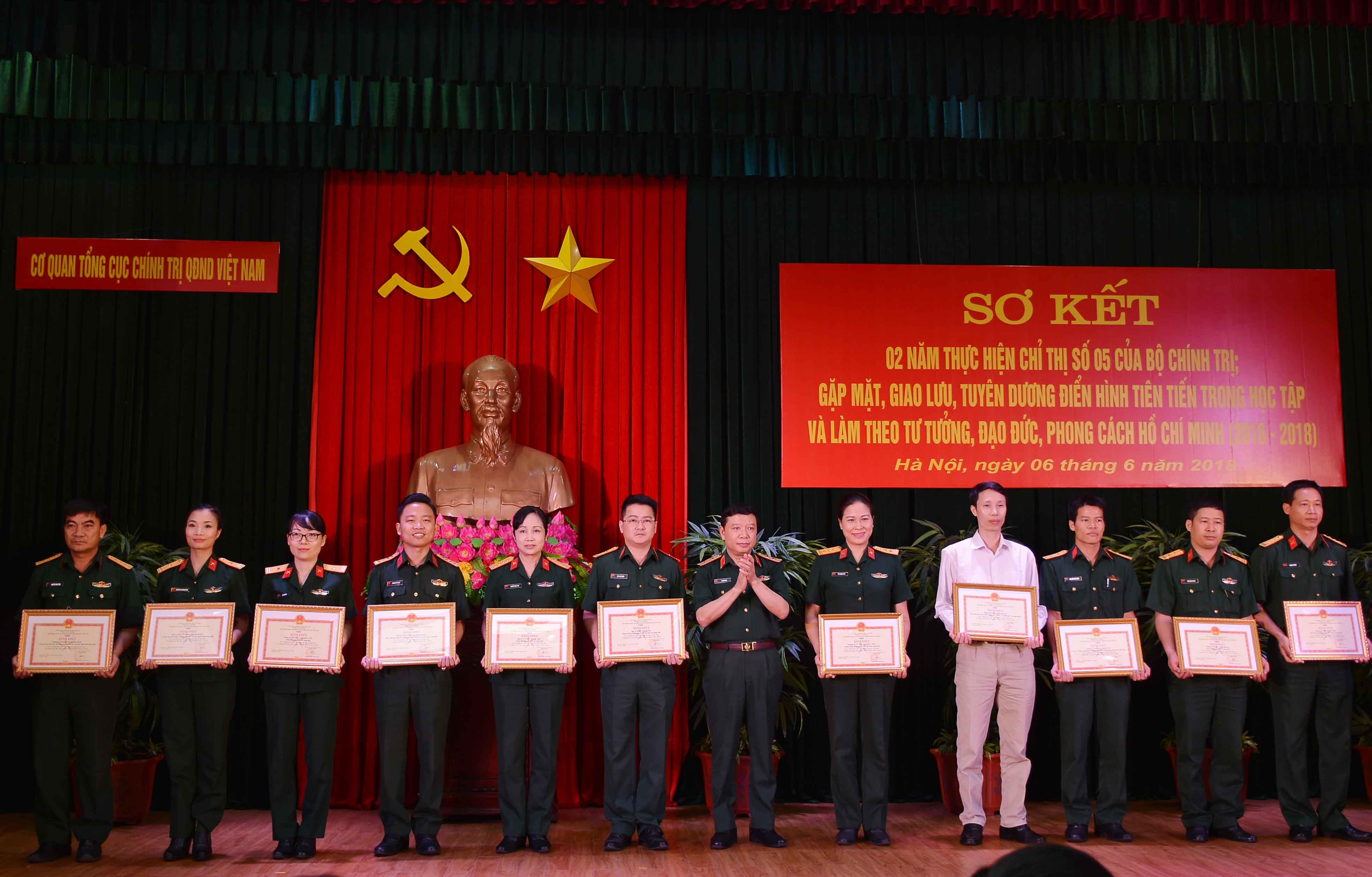 Sáng ngời những tấm gương bình dị