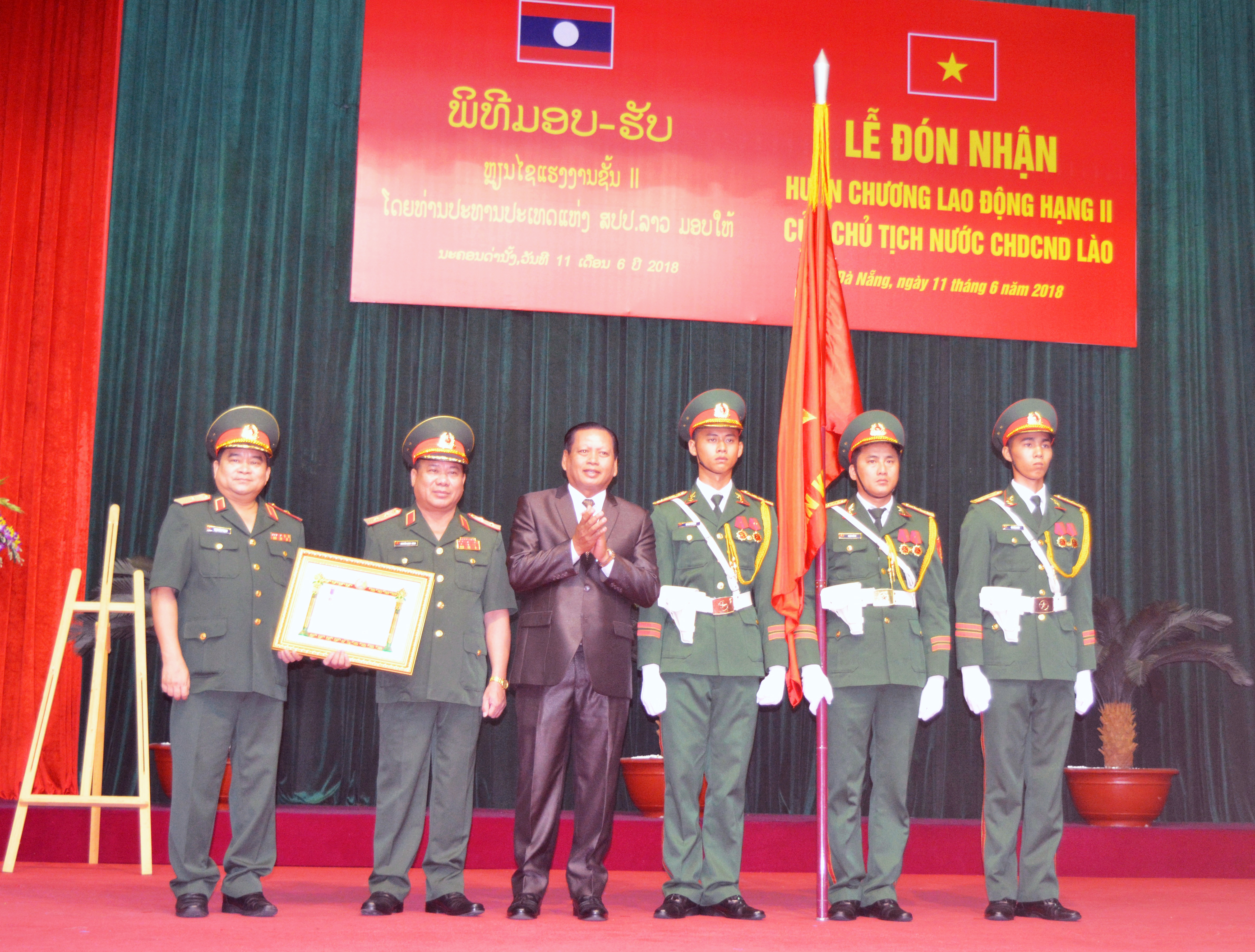 Quân khu 5 đón nhận Huân chương Lao động hạng II của Chủ tịch nước CHDCND Lào