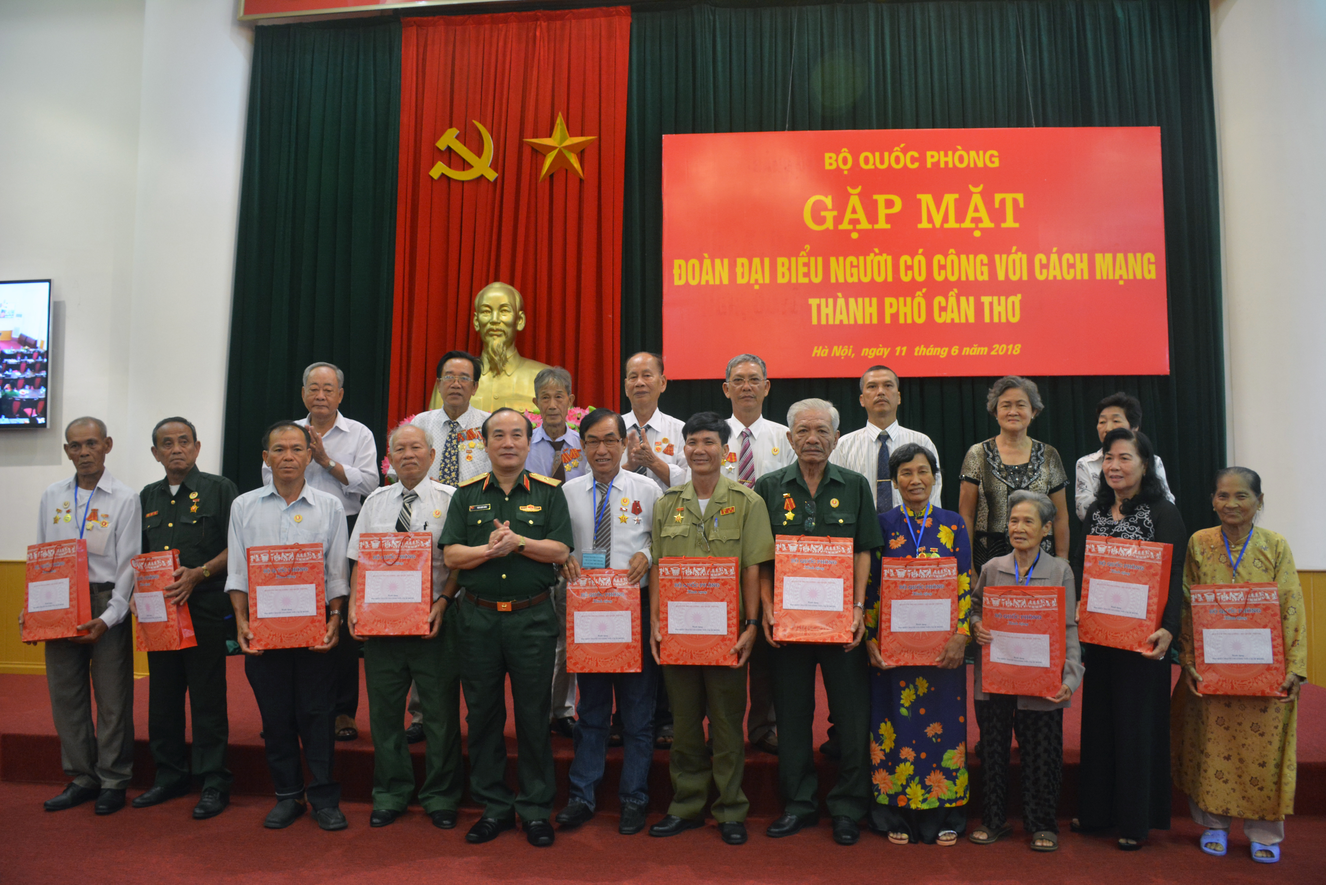 Bộ Quốc phòng gặp mặt Đoàn đại biểu người có công thành phố Cần Thơ

