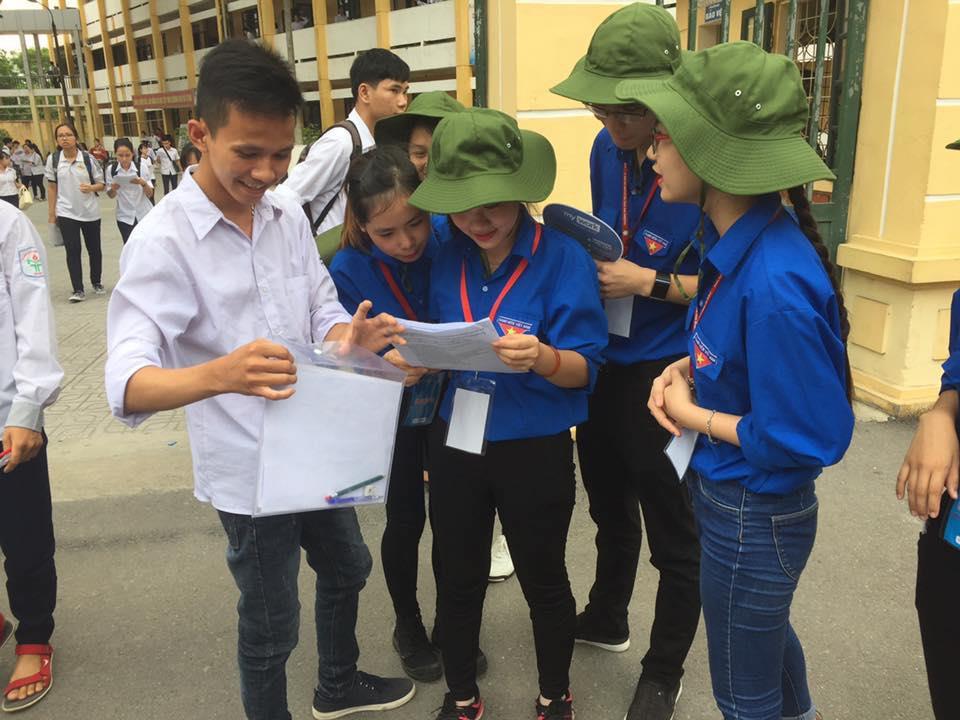 Khi sĩ tử cần, sinh viên tình nguyện sẵn sàng tiếp sức