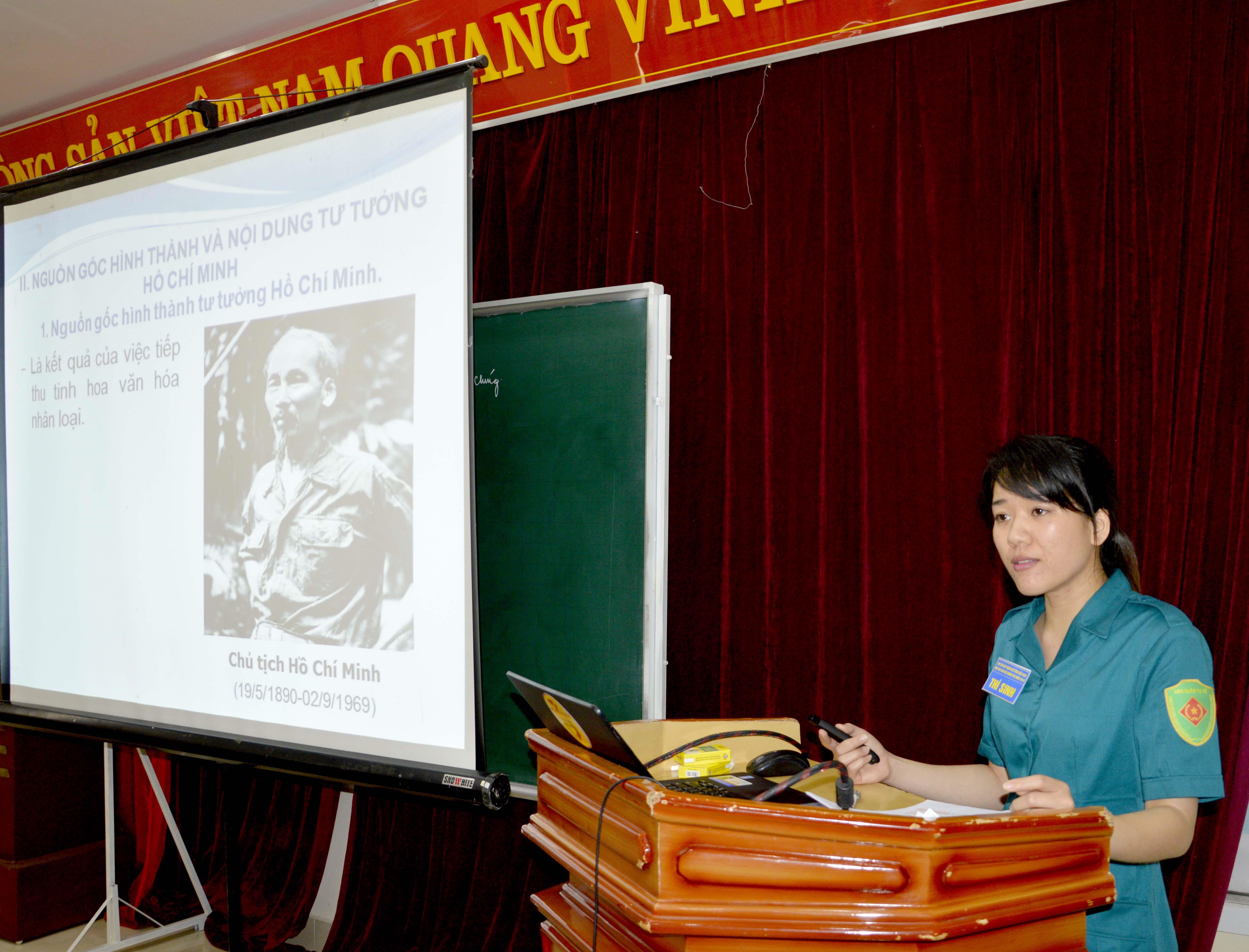 Nữ chính trị viên phó đảm việc quân

