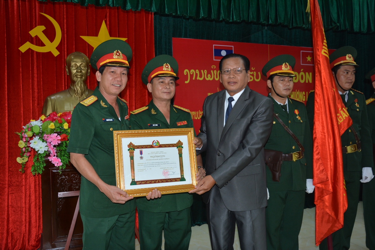 Bộ CHQS tỉnh Quảng Ngãi đón nhận Huân chương Lao động hạng II của Chủ tịch nước CHDCND Lào