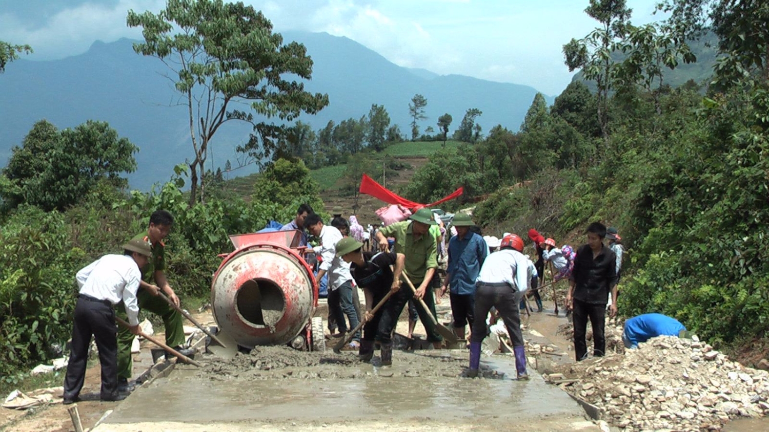 VƯƠN LÊN GIẢM NGHÈO NHANH, BỀN VỮNG