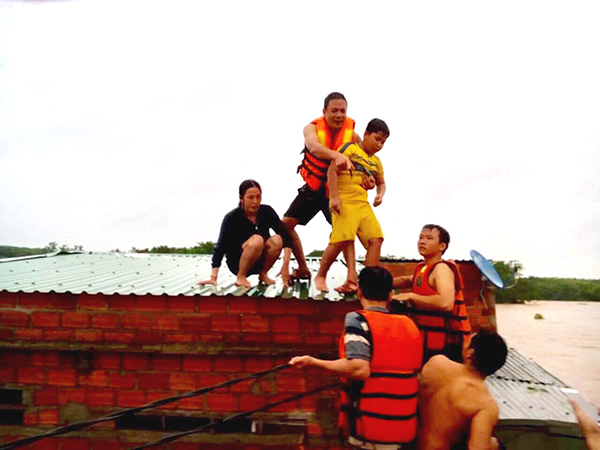 Bộ đội giúp dân vùng biên vượt qua mưa lũ