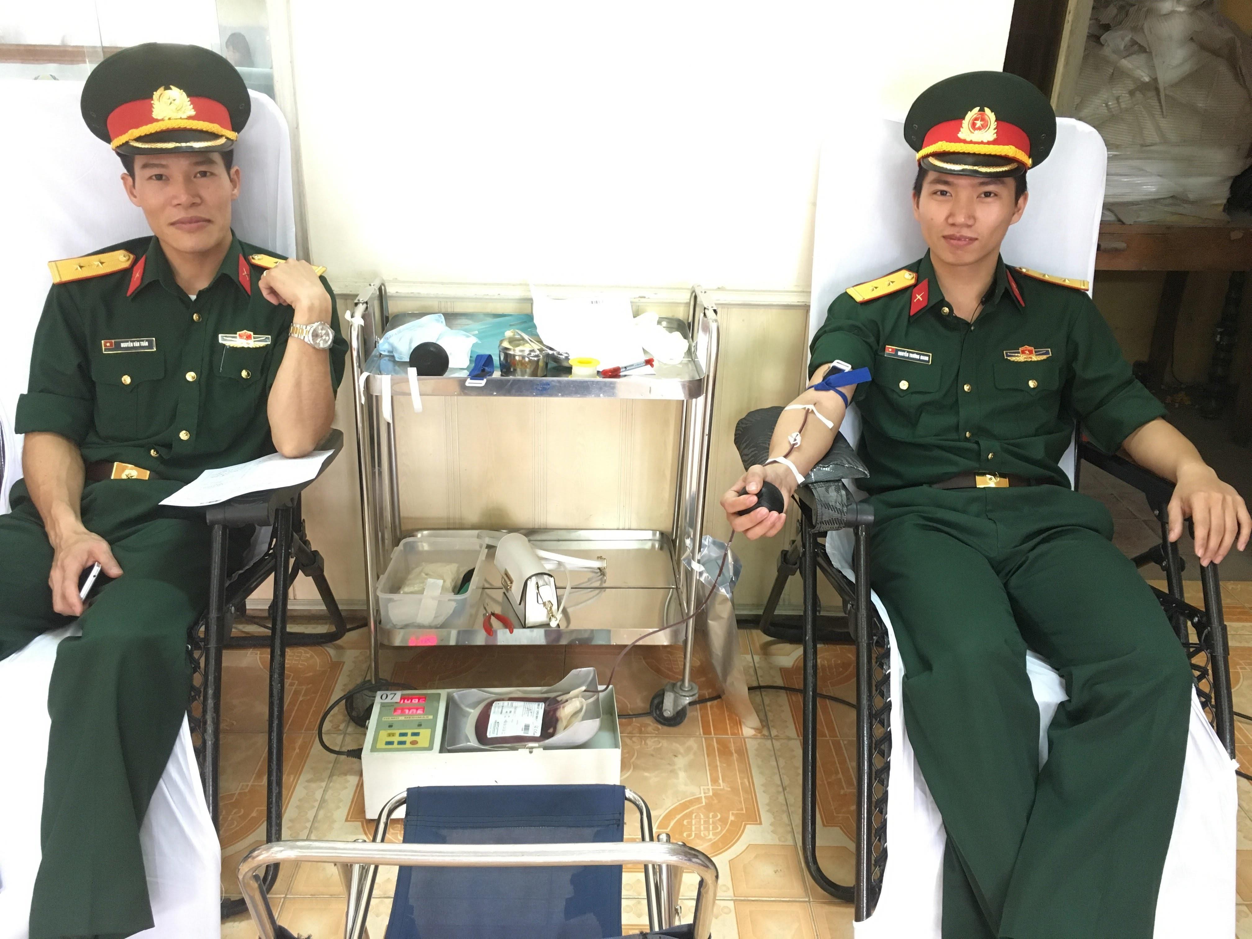 Sĩ quan trẻ 13 lần hiến máu

