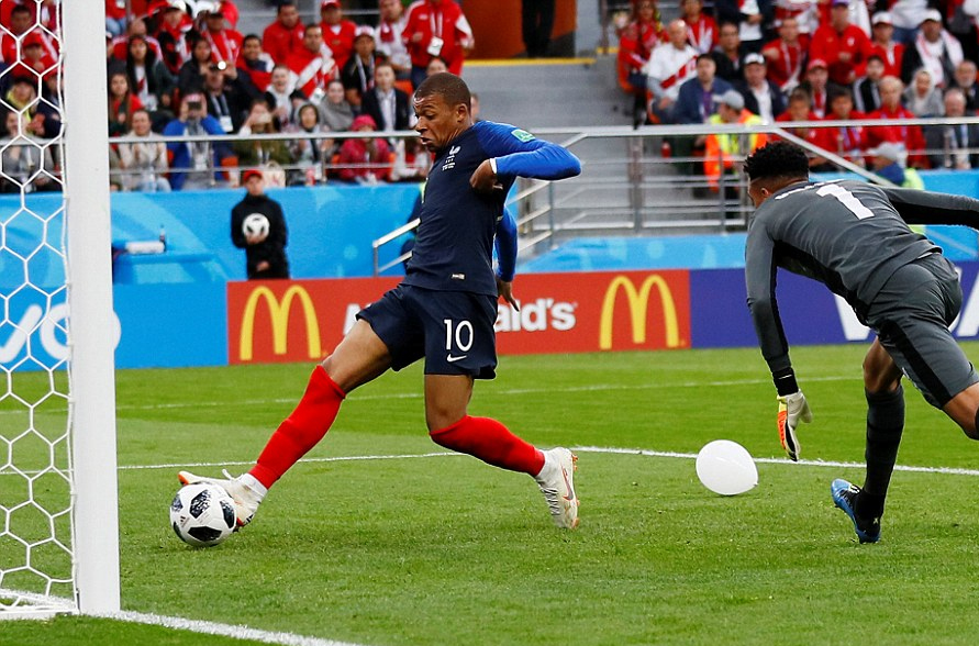 Pháp 1-0 Peru: “Gà trống” bước vào vòng sau

