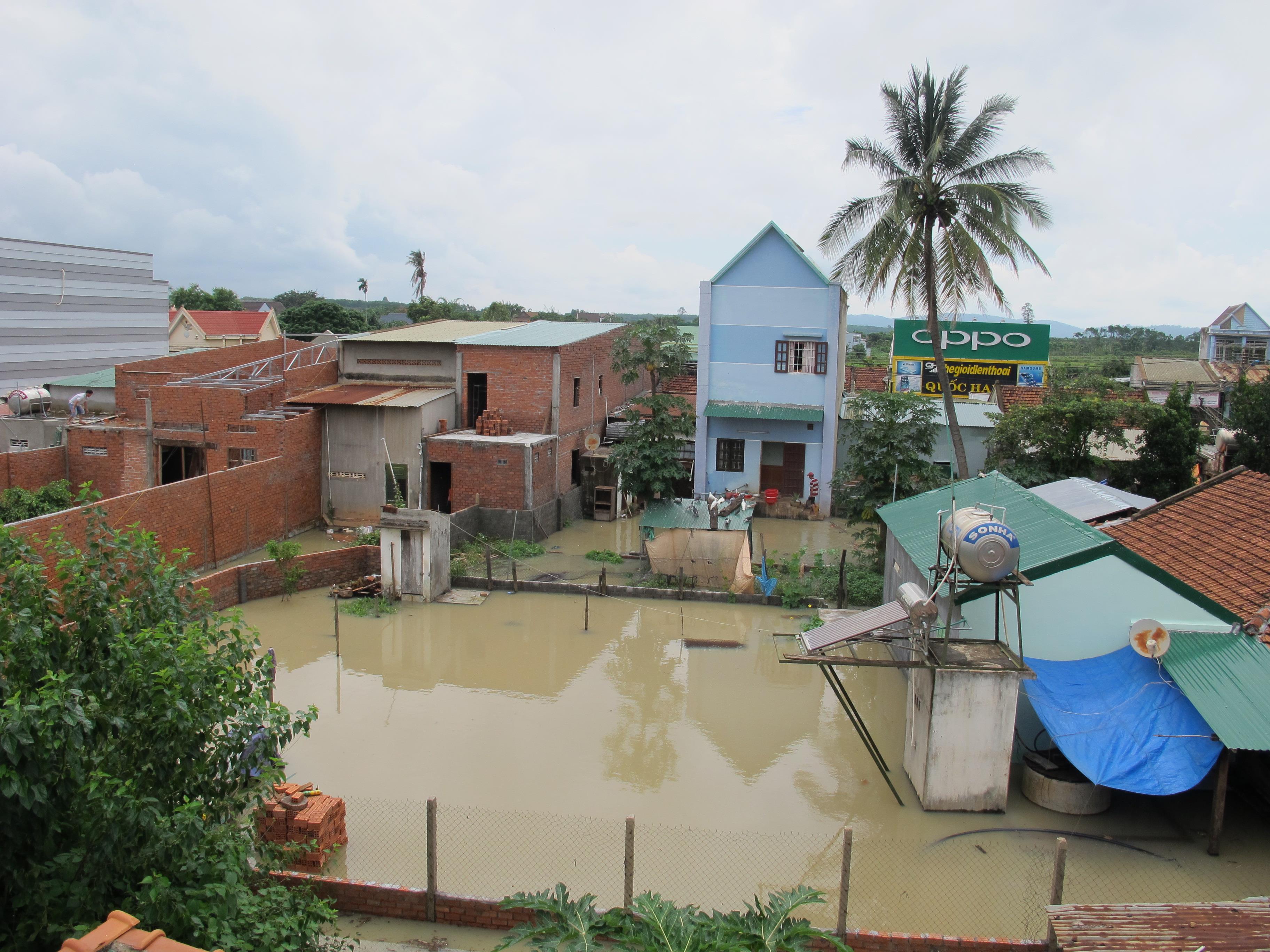 Nghiêm trị hành vi xây nhà lấp mương khiến cả xóm bị ngập