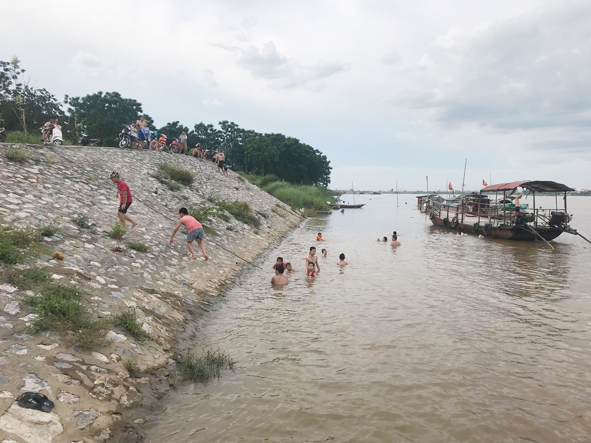 Thông tin từ đường dây nóng